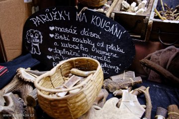 Šesťák Moji Milí Dejvičáci! Od 13.12 - 23.12 jsme i s psími vánočními prémiovými mňamkami a dobrotami přímo z výroby u Vás na Šesťáku! Podporujeme Vánoční charitativní sbírku Rotary Klub Praha.